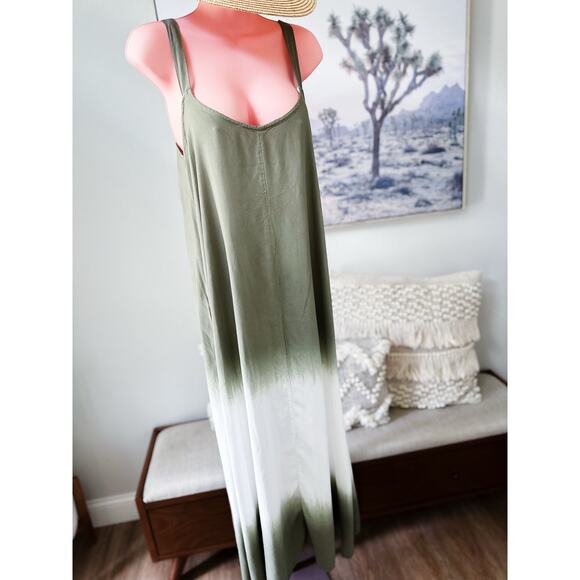 ---- Dresses & Skirts - NWT boutique ombré Flowy pocketed maxi dress
